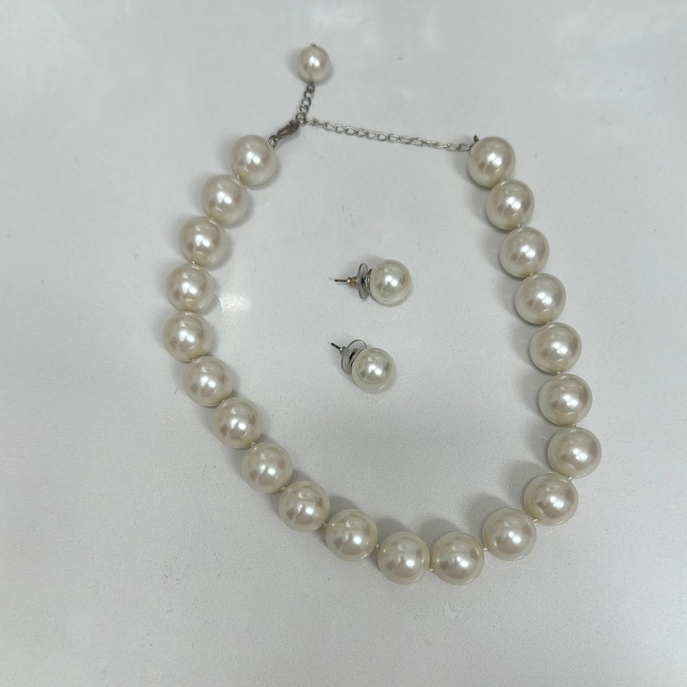 Elegant Pearl Necklace and Earring Set